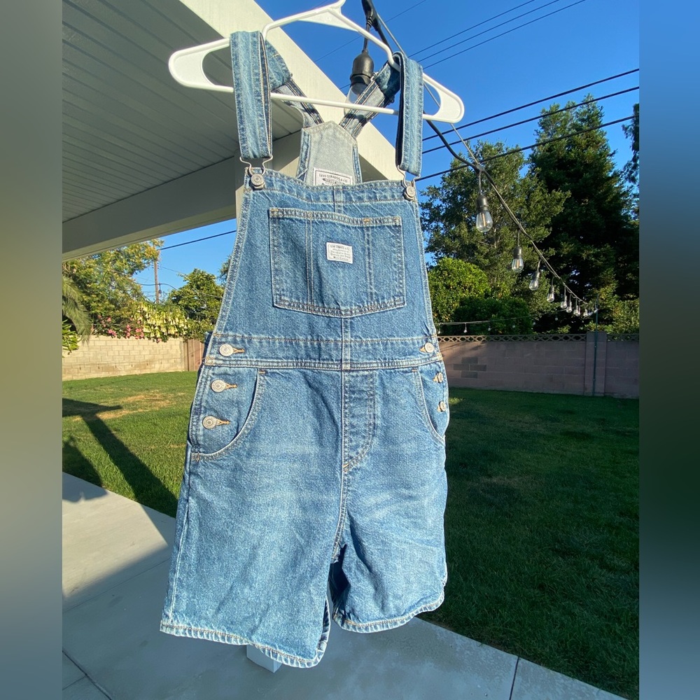 LEVI’S SHORT OVERALLS
